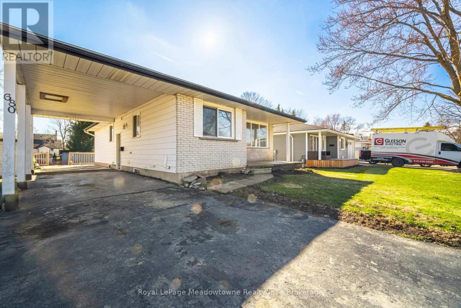 680 RAGLAN STREET photo 5