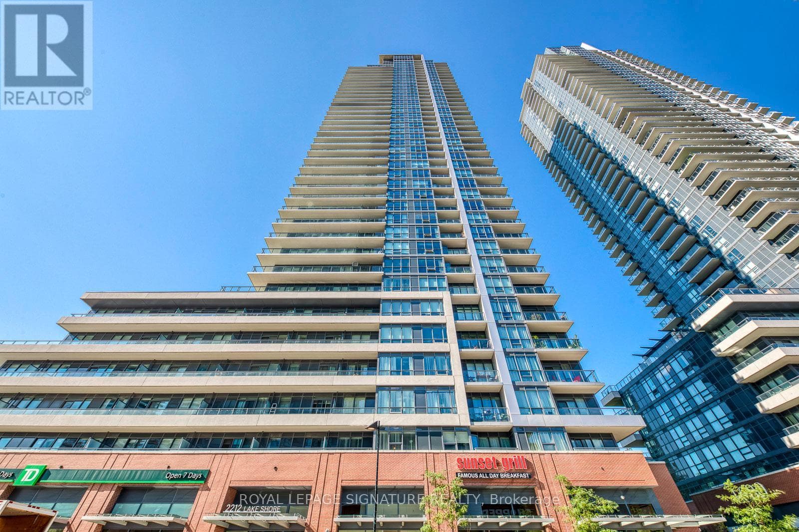 1 bed 1 bath single family at 1907 - 2212 LAKE SHORE BOULEVARD W — $484,999