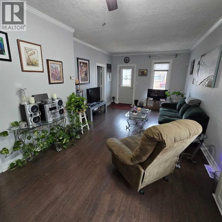 5013 49 Street photo 2