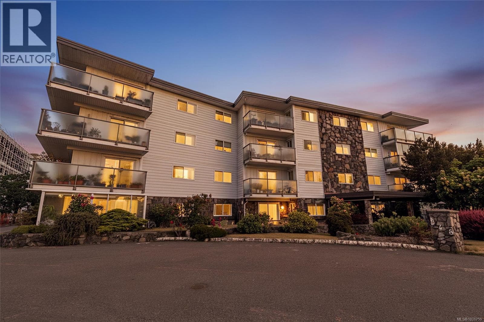 1 bed 1 bath single family at 207 848 Esquimalt Rd — $370,000