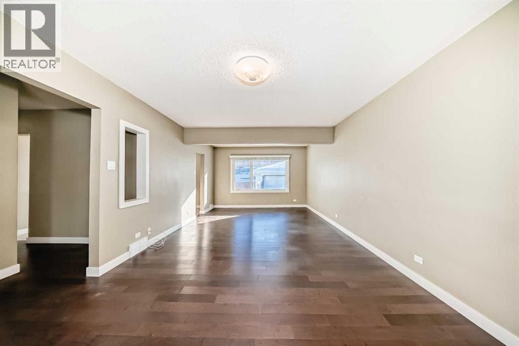 319 45 Avenue SW photo 4