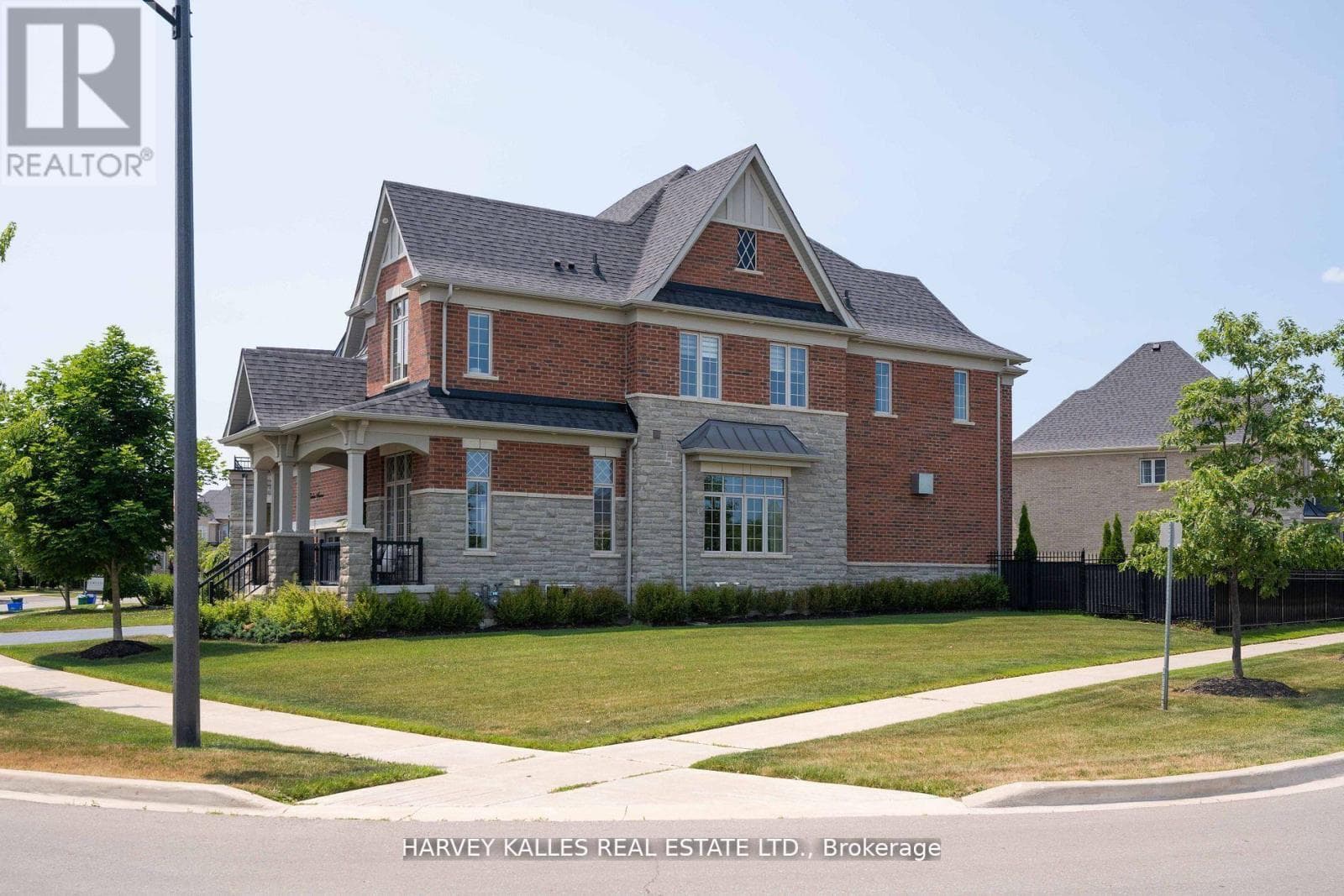 4 LARKIN AVENUE photo 2