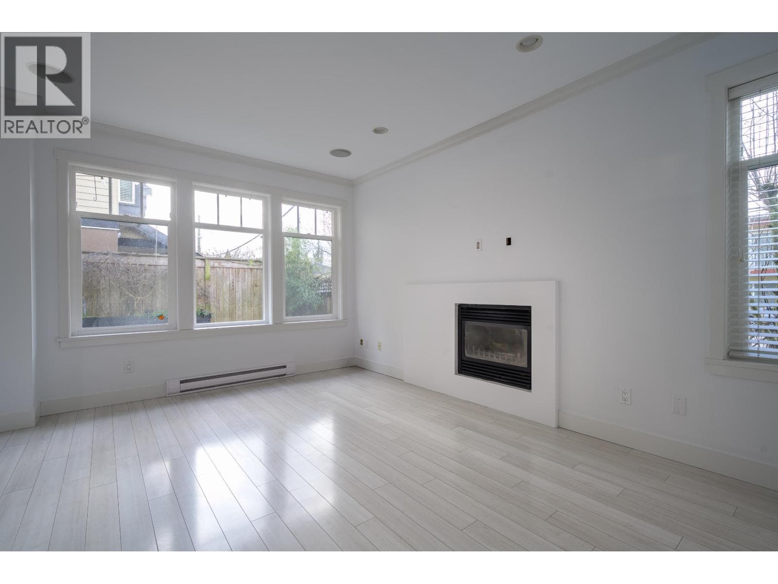 9 4780 55B STREET photo 3