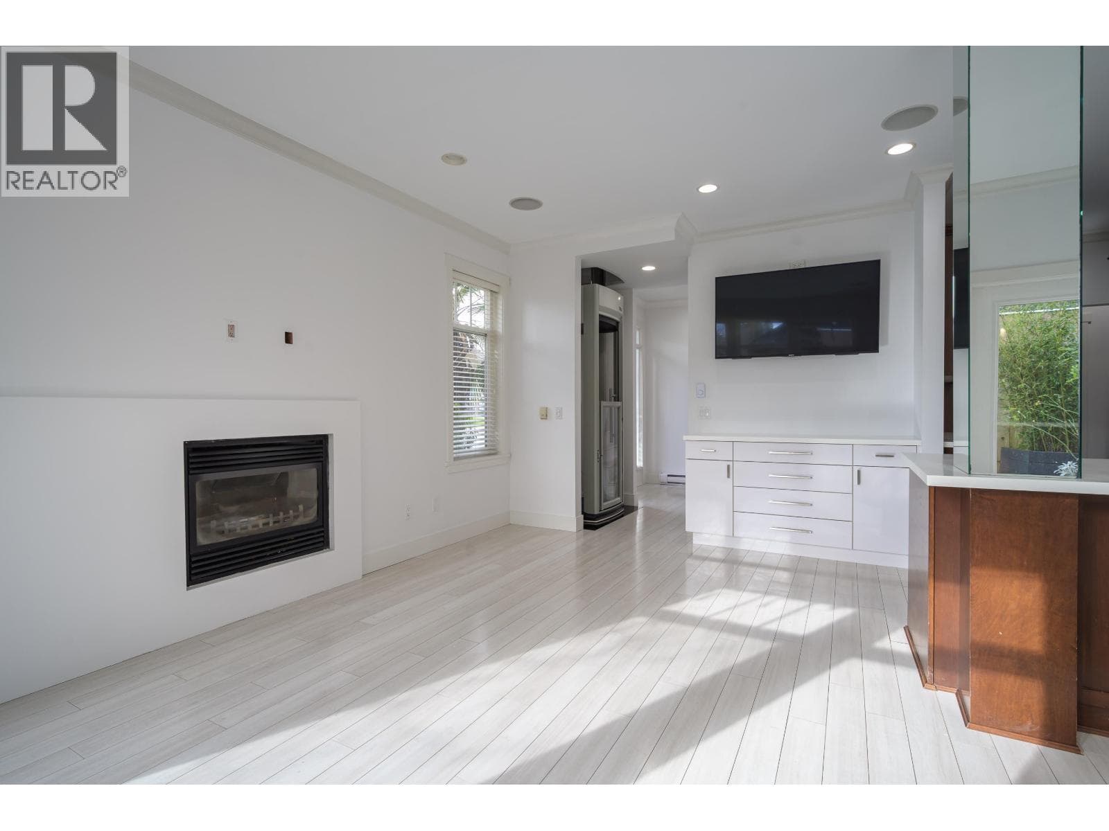9 4780 55B STREET photo 5