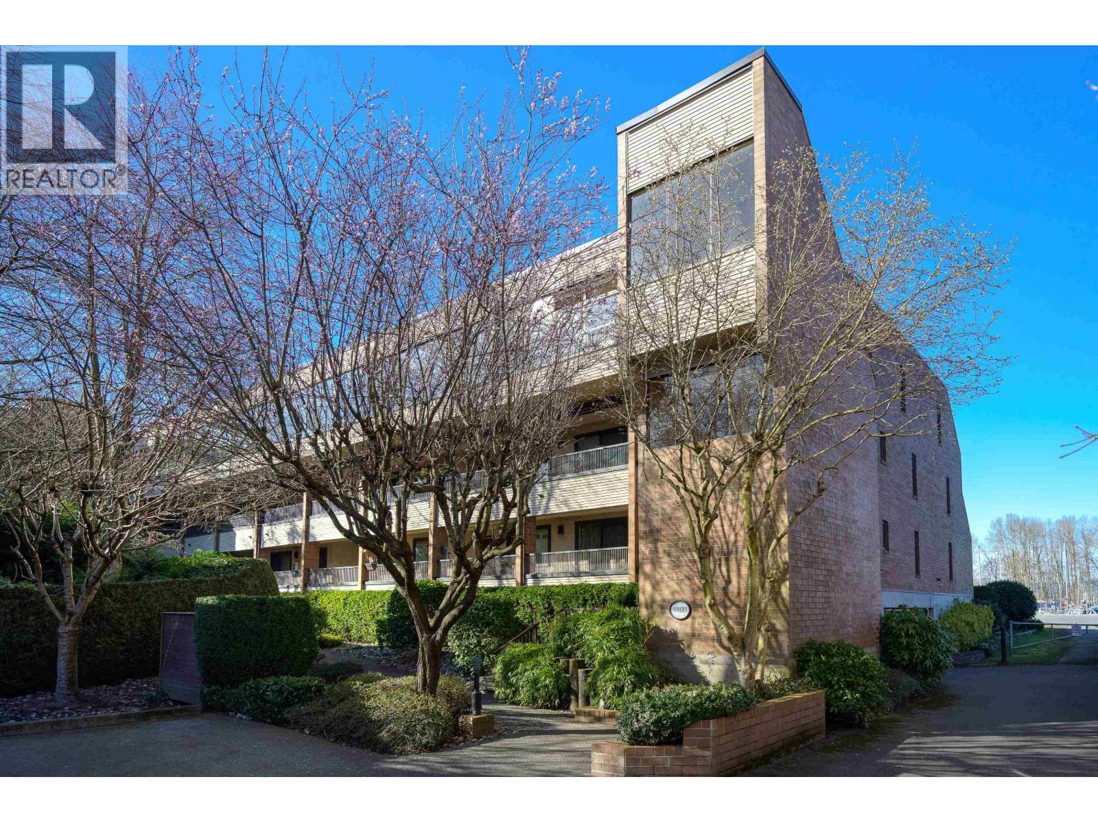 110 4803 48 AVENUE photo 2