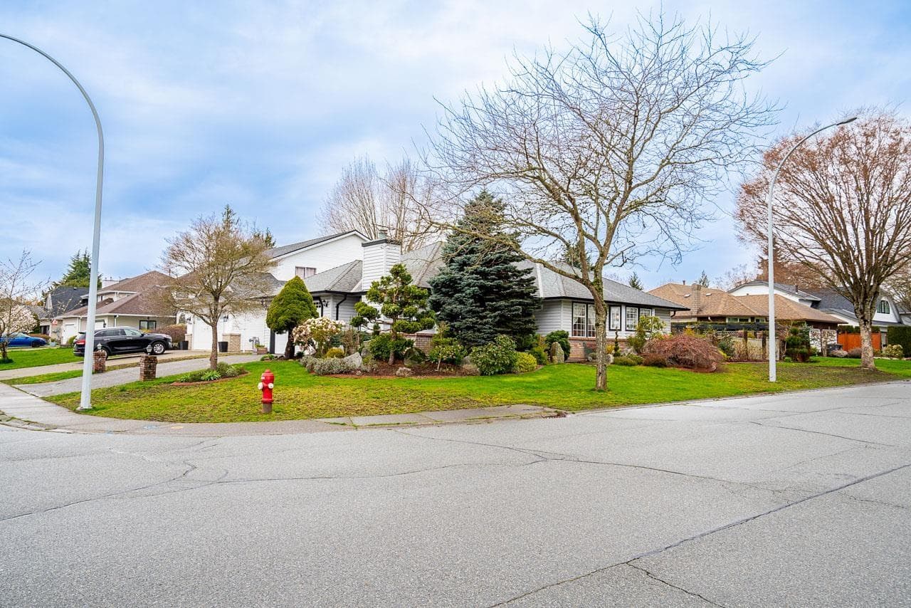 6167 189 STREET photo 3