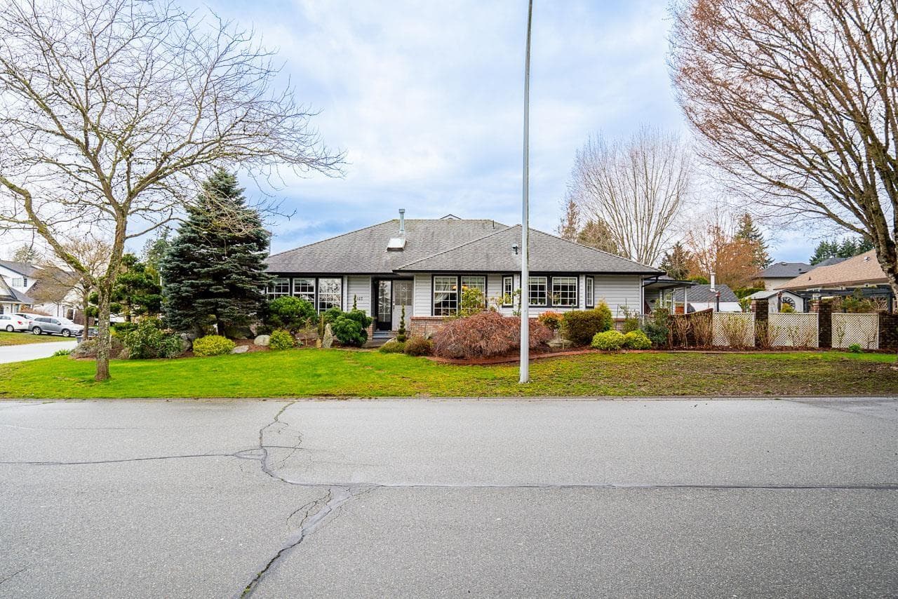 6167 189 STREET photo 2