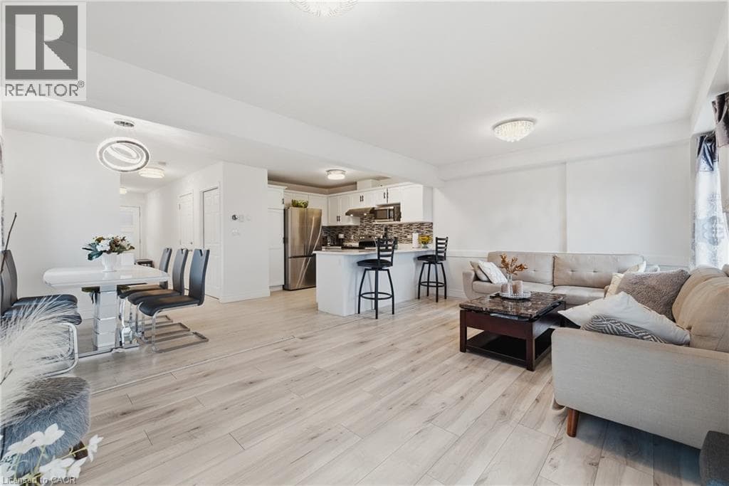 147 KEMP Crescent photo 5