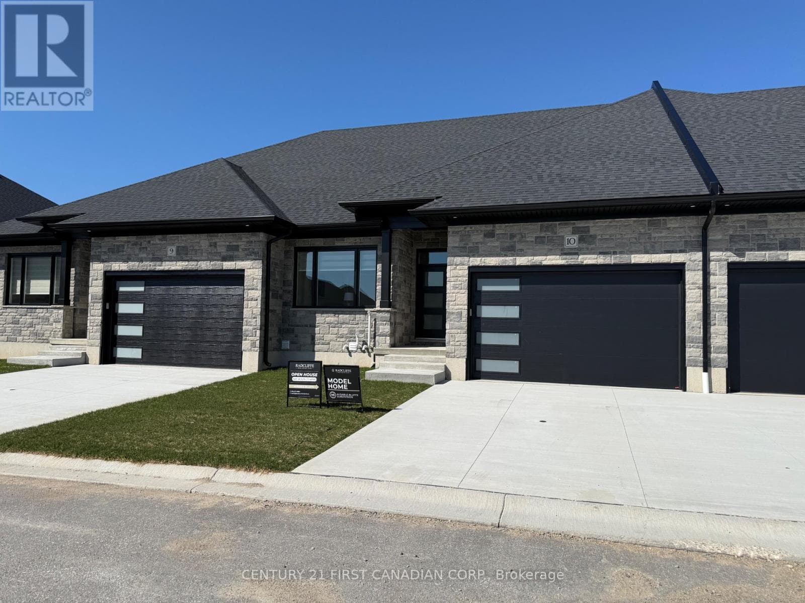 10 - 32 POSTMA CRESCENT photo 2
