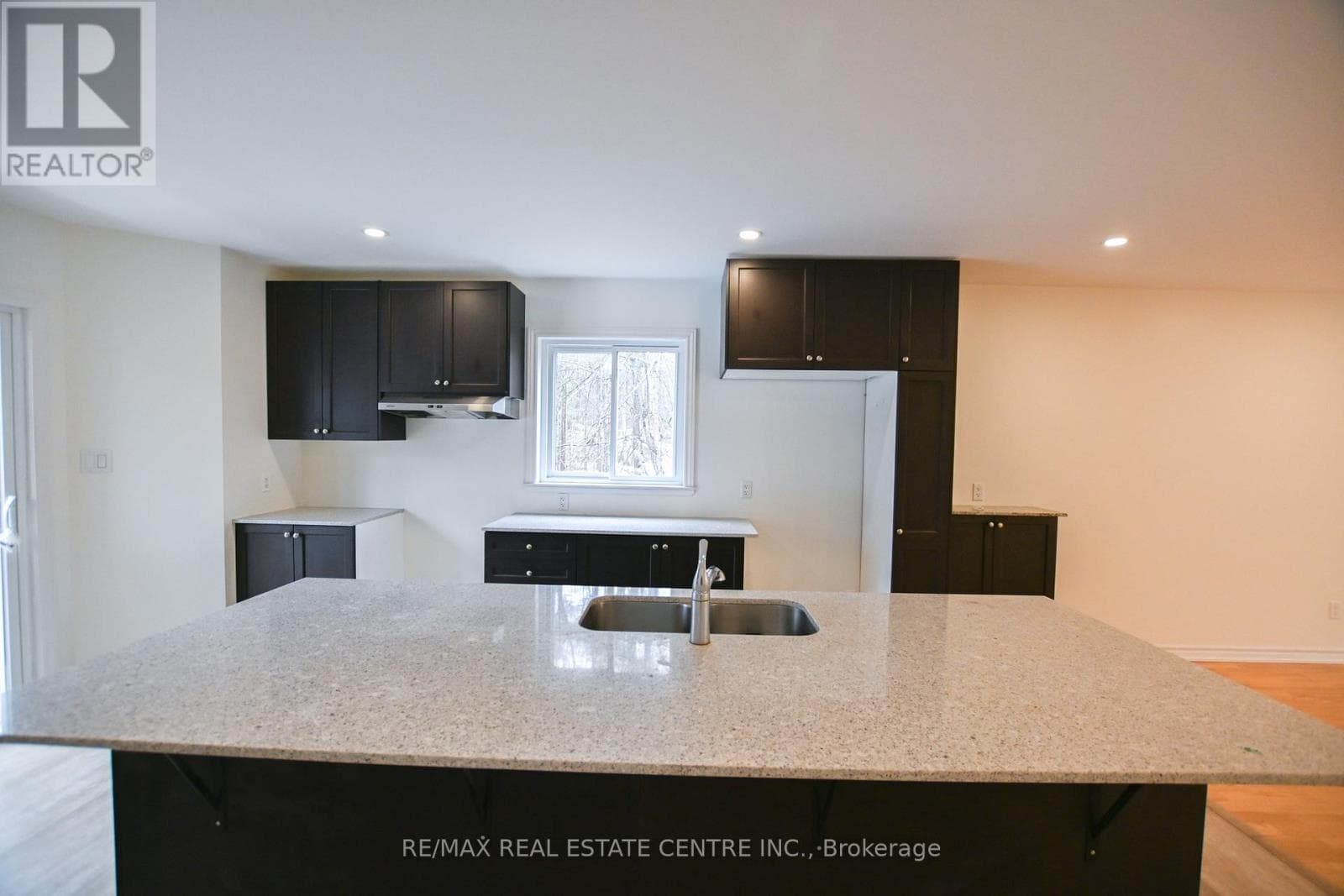 1078 SOUTH KAHSHE LAKE ROAD E photo 2