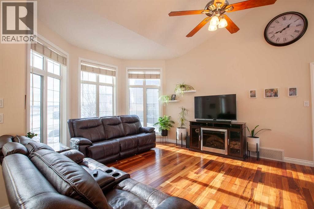 4122 48 Avenue photo 3