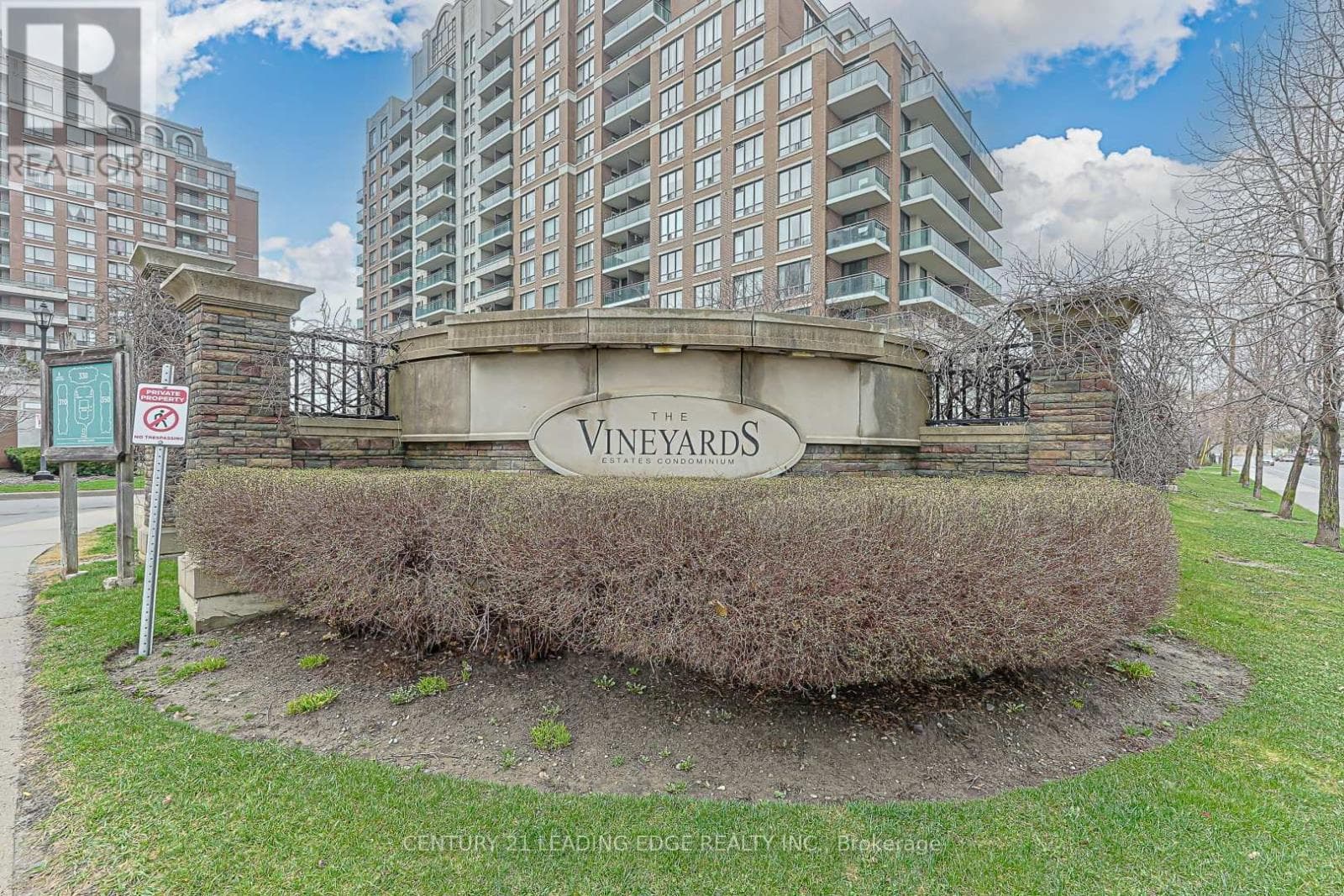 604 - 330 RED MAPLE ROAD photo 3
