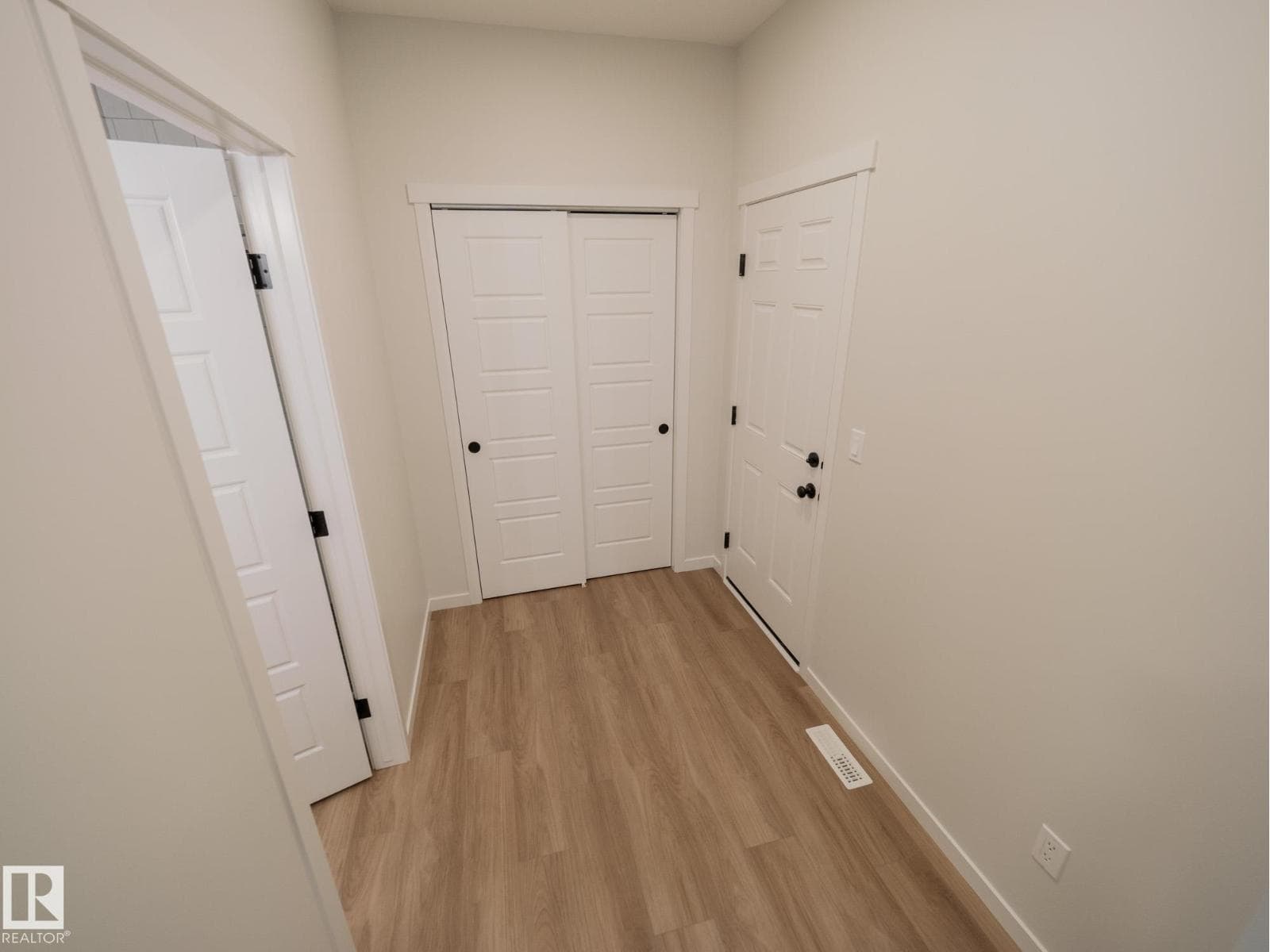 947 18 AV NW photo 3