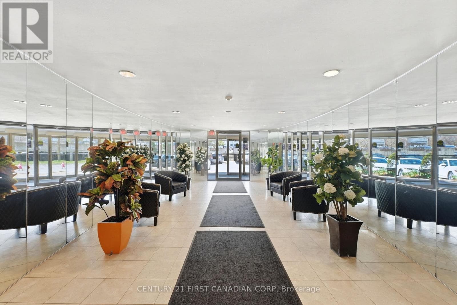 1007 - 570 PROUDFOOT LANE photo 3
