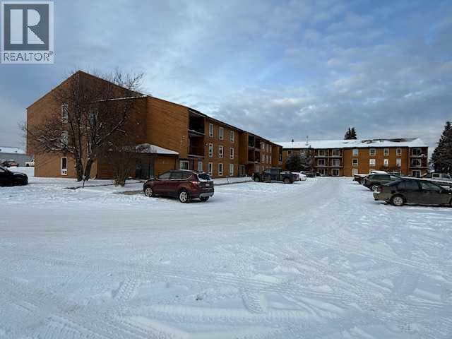48 SUITES, 4607/4609 51 Avenue photo 3