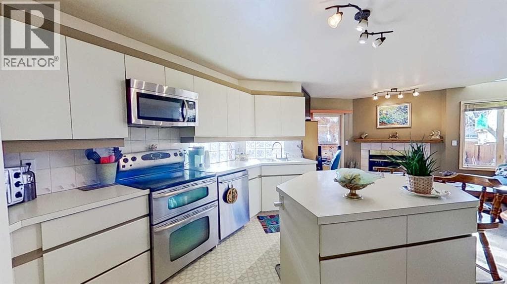2219 Westmount Road NW photo 3