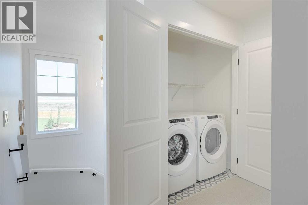 461 Rosemary Gardens SE photo 2