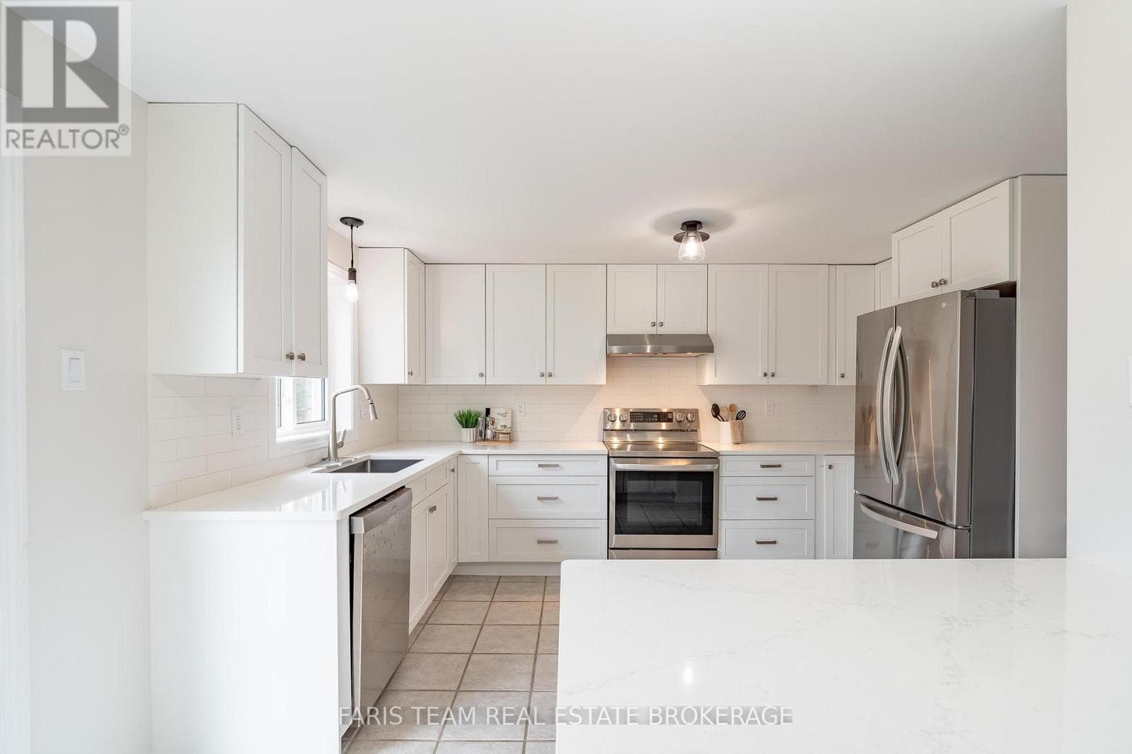 409 ANNE STREET N photo 5