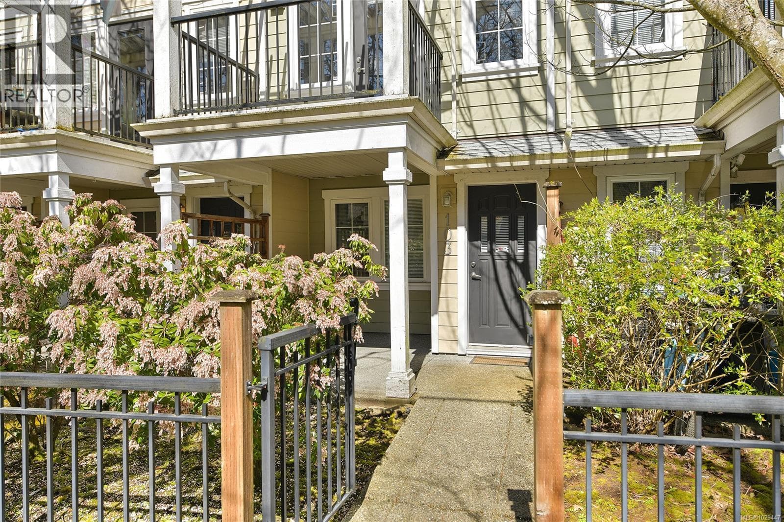 103 820 Brock Ave photo 2