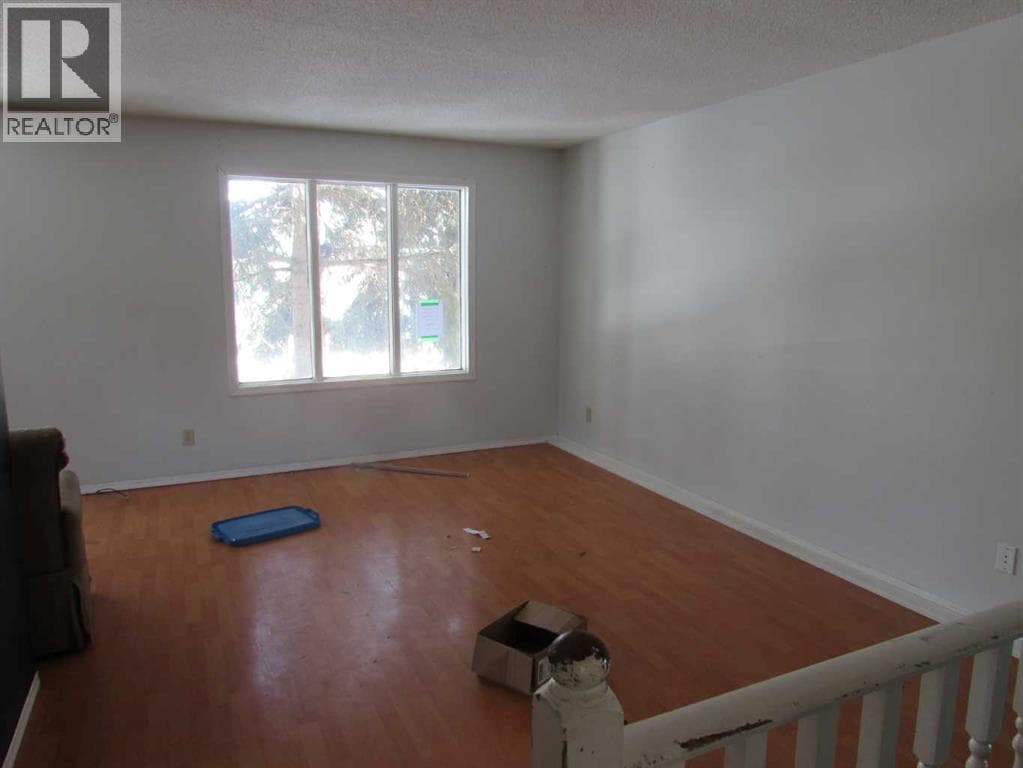 65 Roberts Crescent photo 2