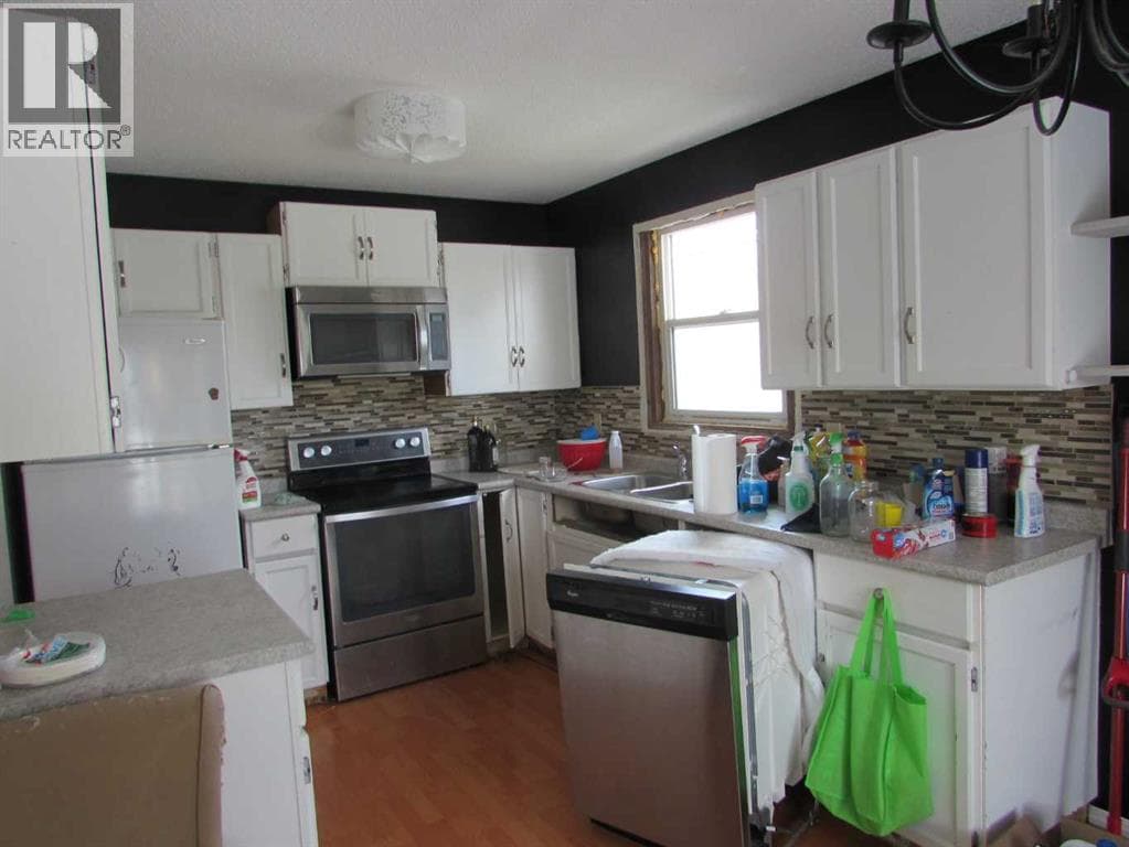 65 Roberts Crescent photo 3