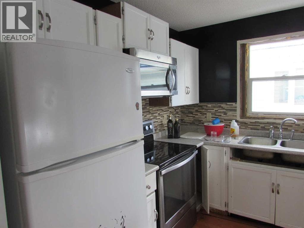 65 Roberts Crescent photo 4