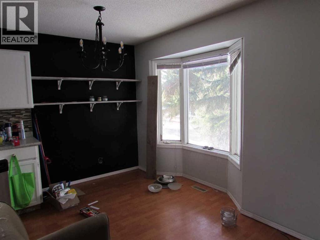 65 Roberts Crescent photo 5