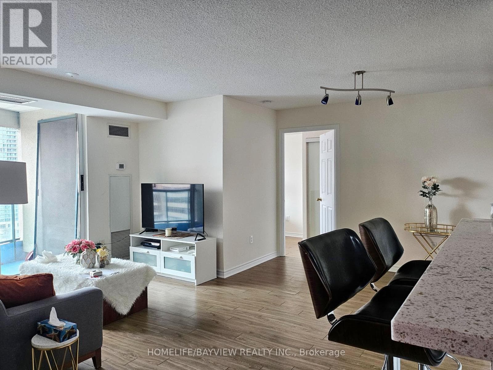 1816 - 7 LORRAINE DRIVE photo 3