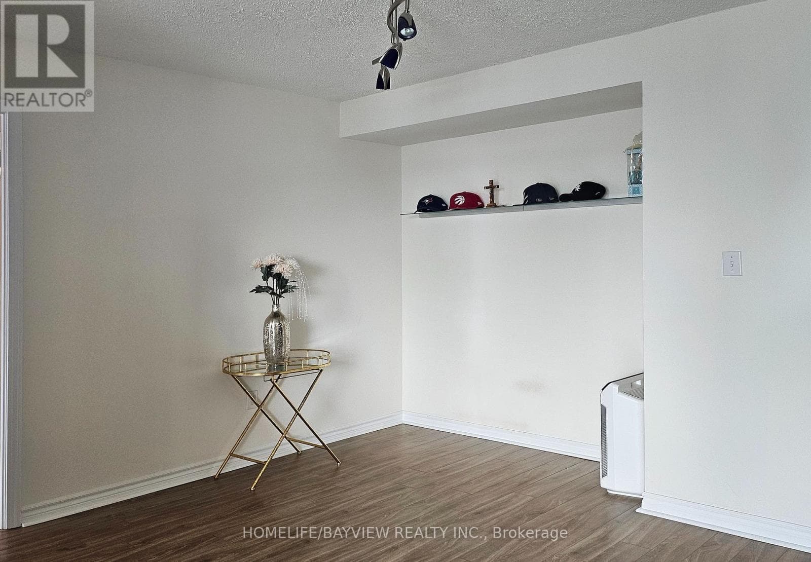 1816 - 7 LORRAINE DRIVE photo 5