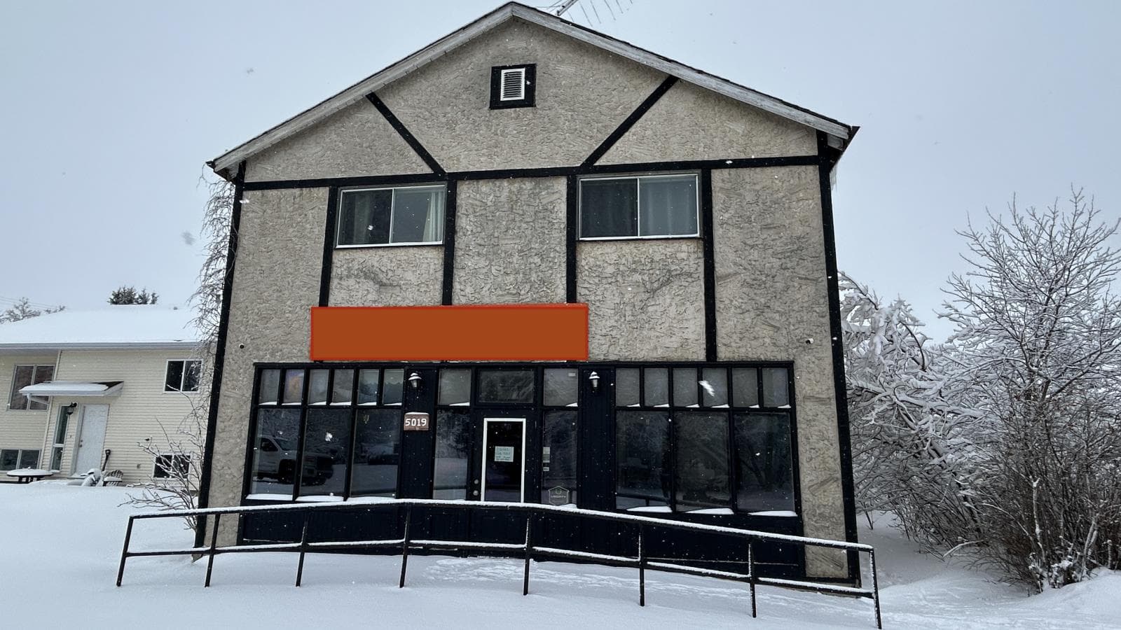 retail at 5019  51 Ave — $199,900