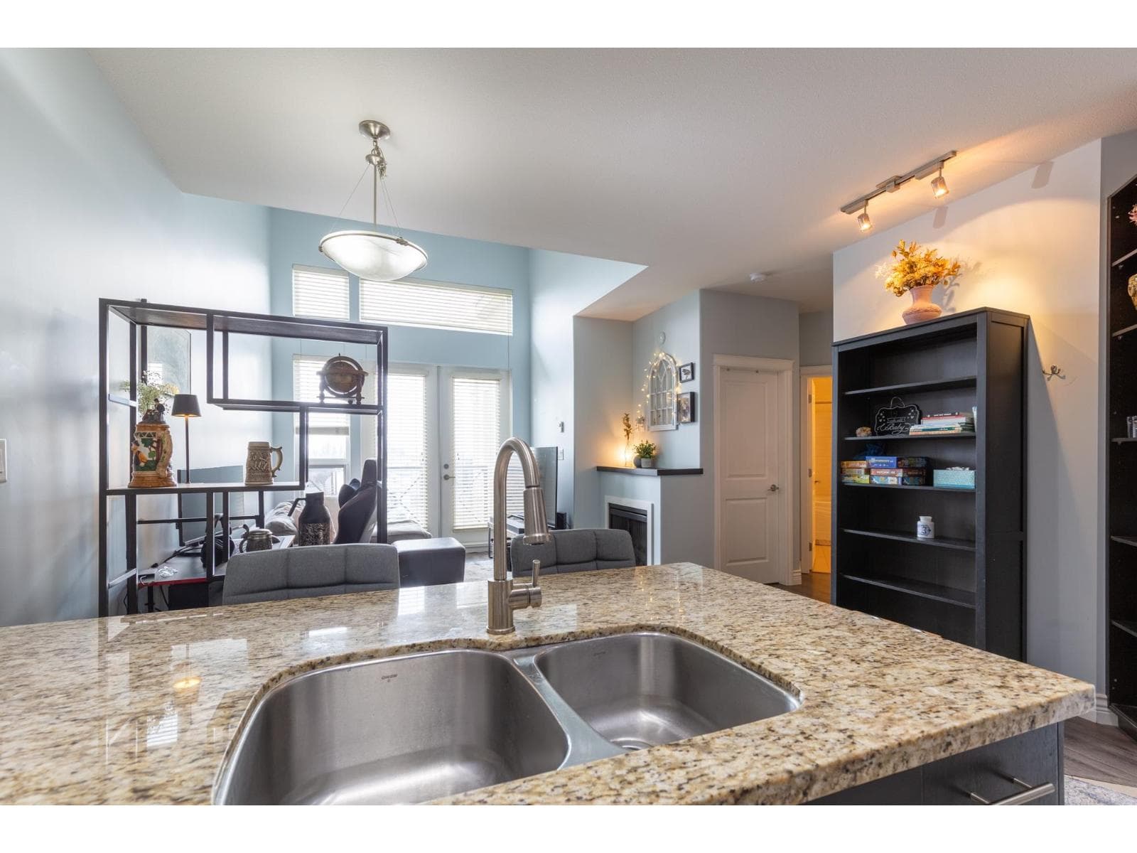 404 2970 KING GEORGE BOULEVARD photo 4