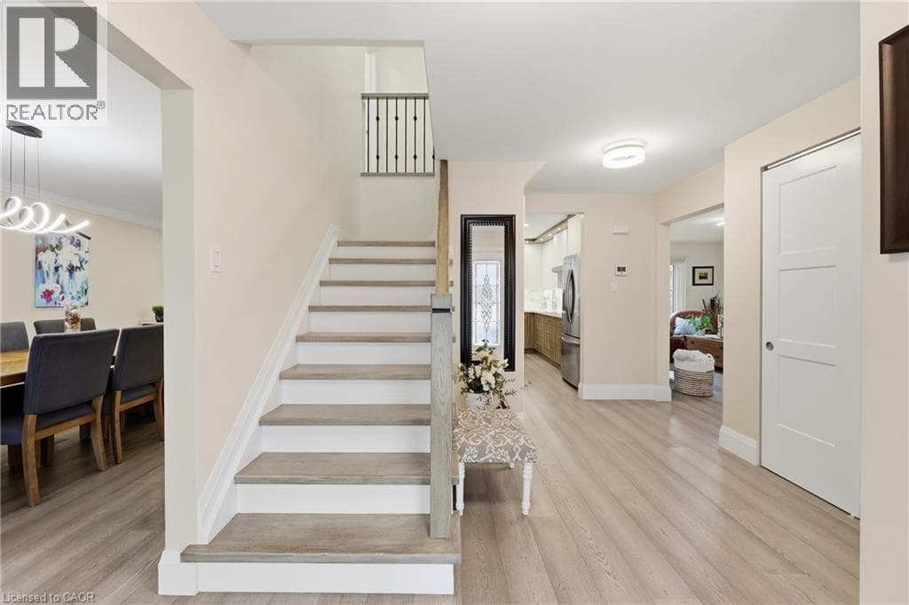 273 BRYANT Crescent photo 4