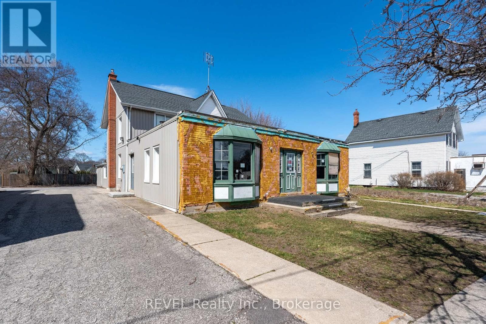 2 bed business at 131 NIAGARA STREET — $899,000