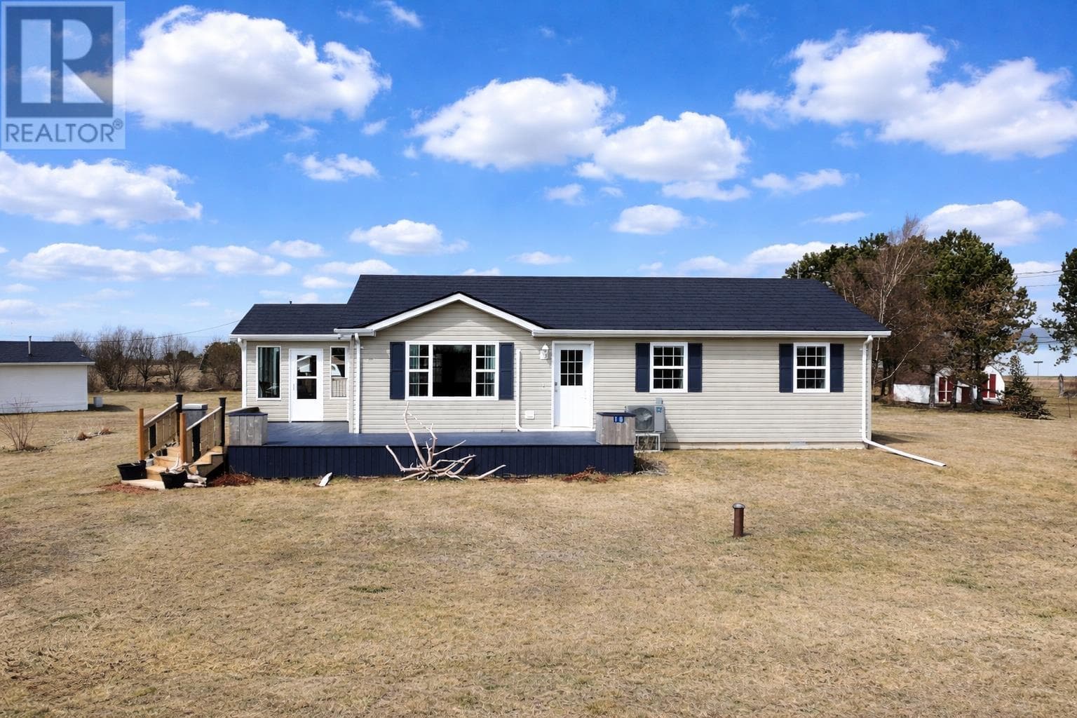 3 bed 2 bath single family at 18 Old Credit Union Crescent — $379,900