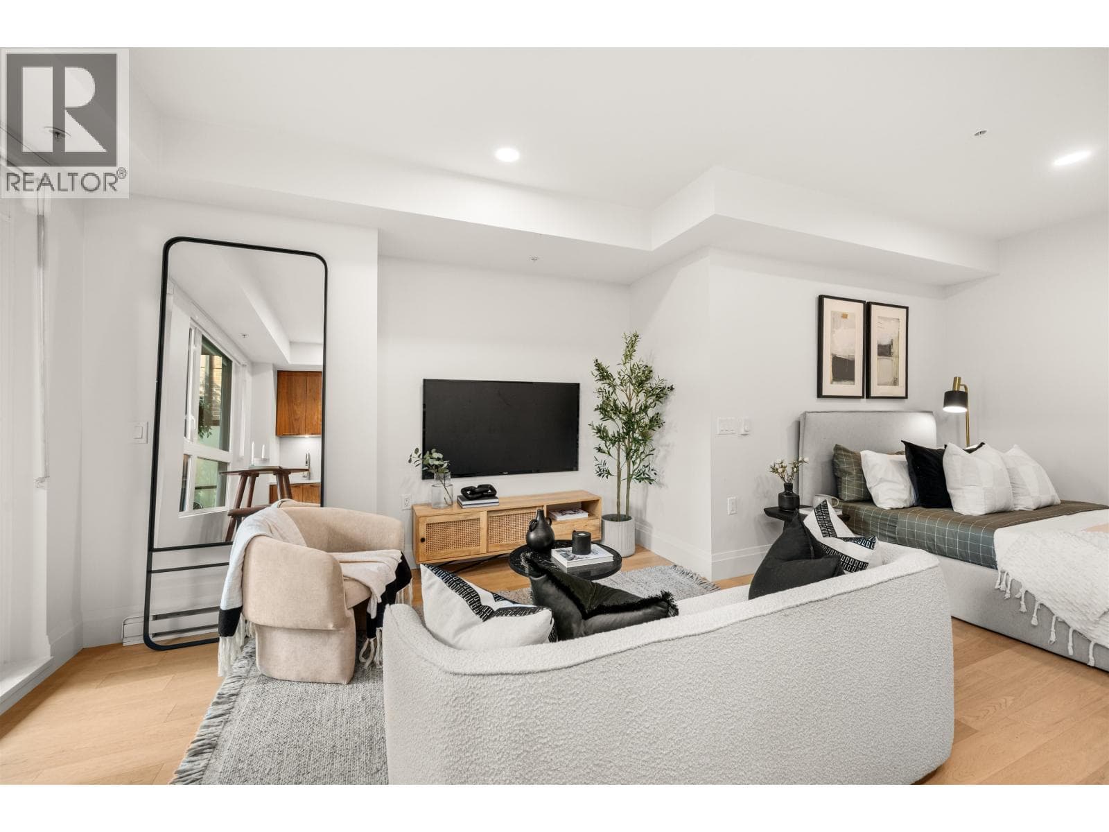 106 2550 GARDEN DRIVE photo 4