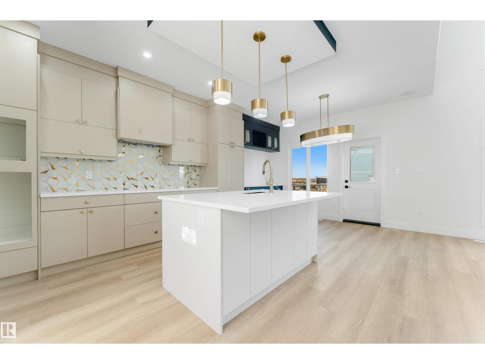 5914 17 ST NE — photo 4