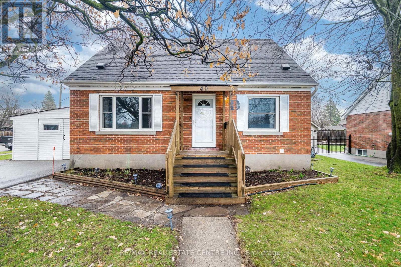 4 bed 2 bath single family at 40 ELLIS CRESCENT N — $649,900