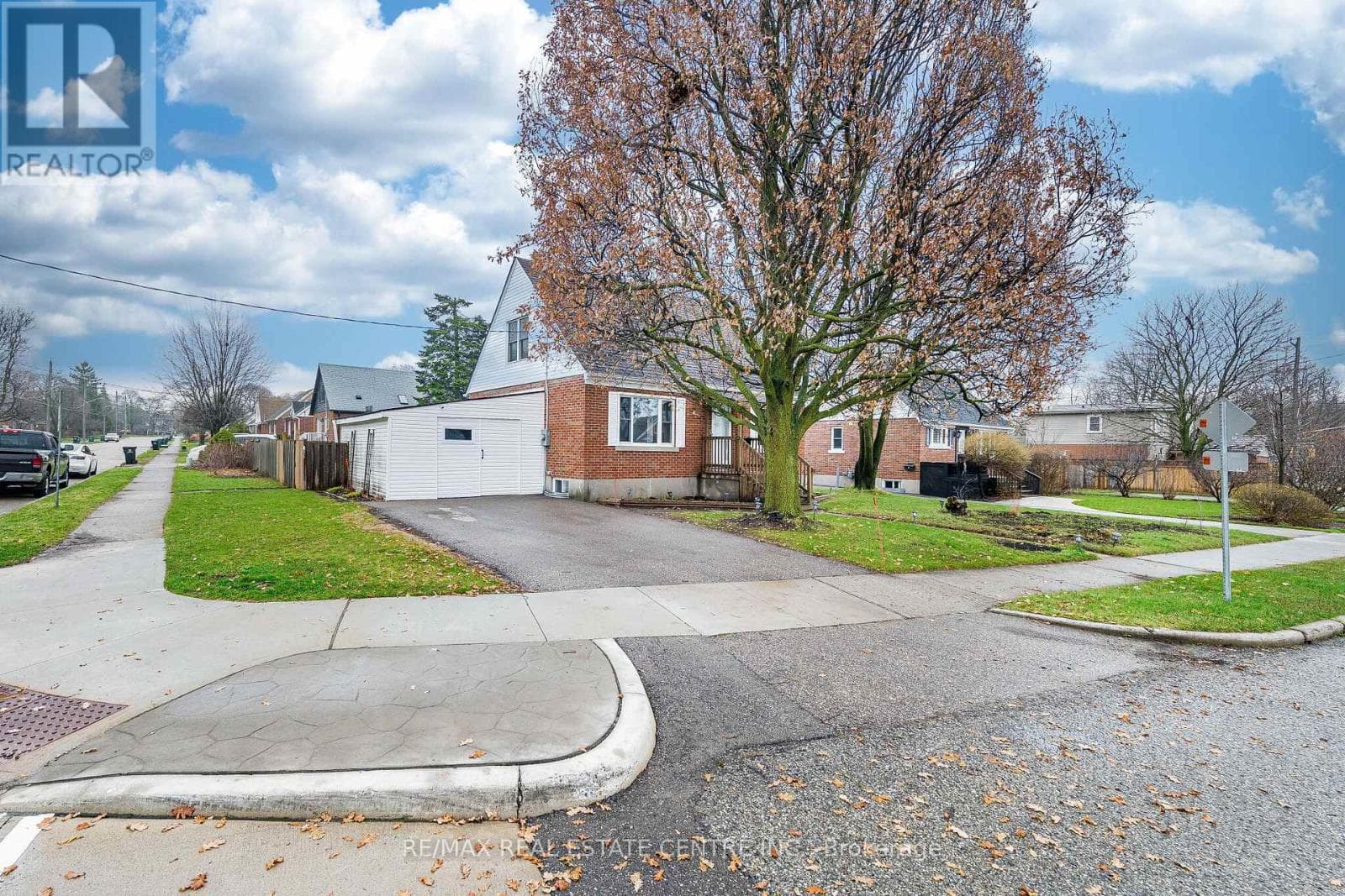 40 ELLIS CRESCENT N photo 3