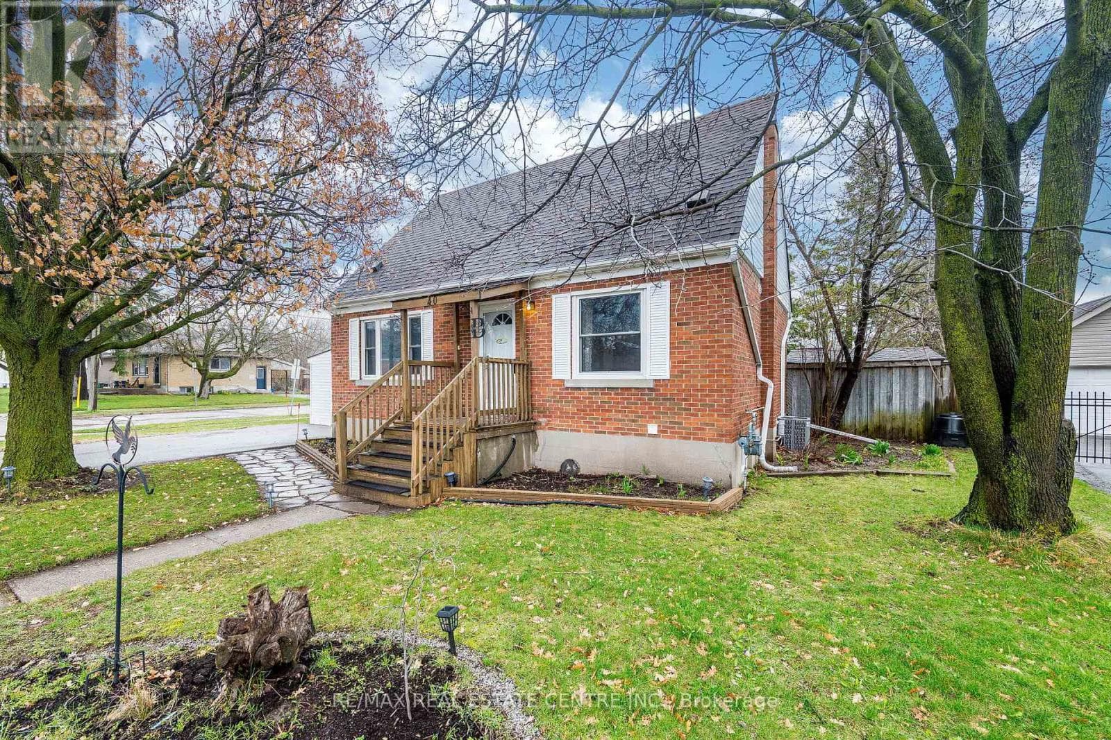 40 ELLIS CRESCENT N photo 2