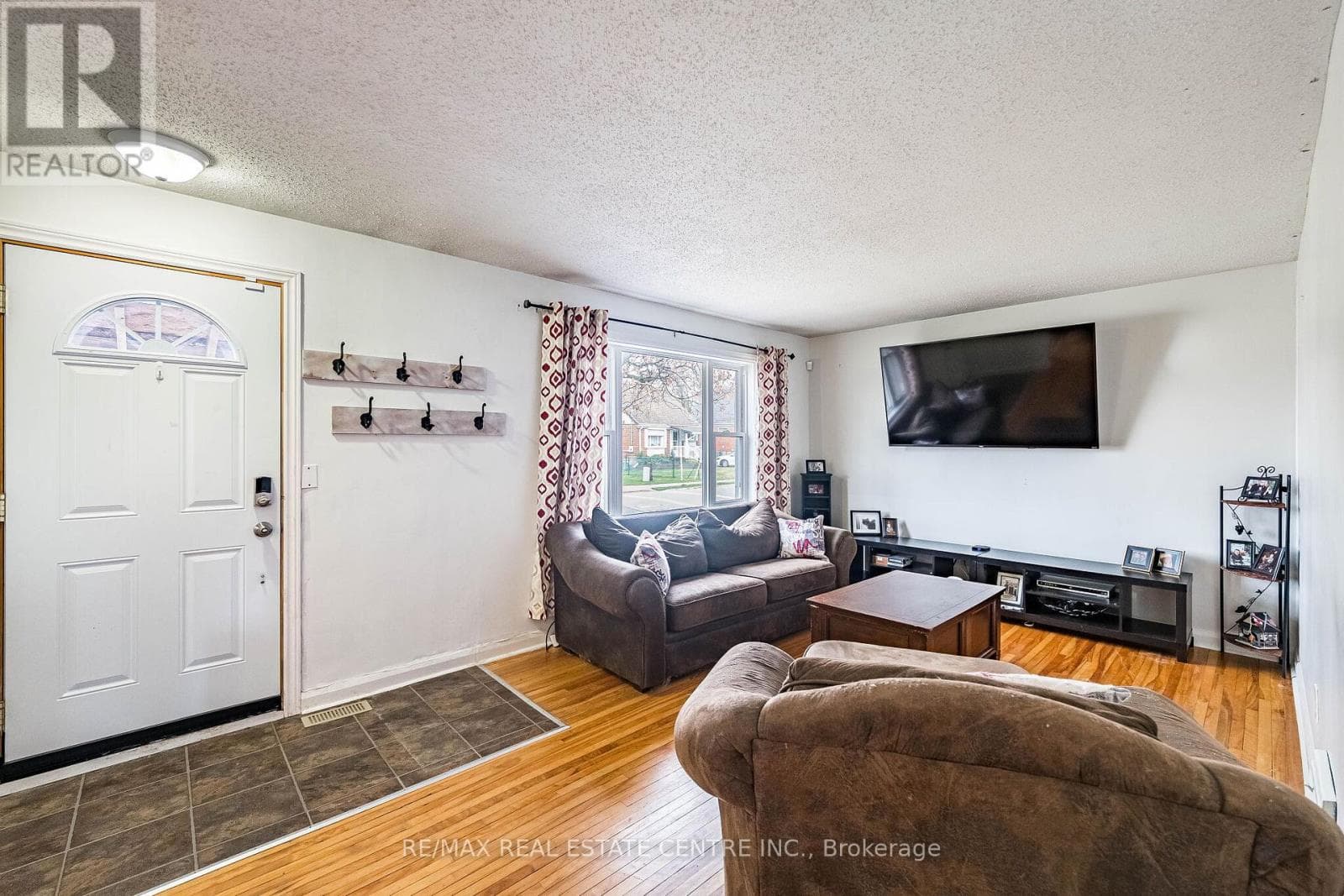 40 ELLIS CRESCENT N photo 4