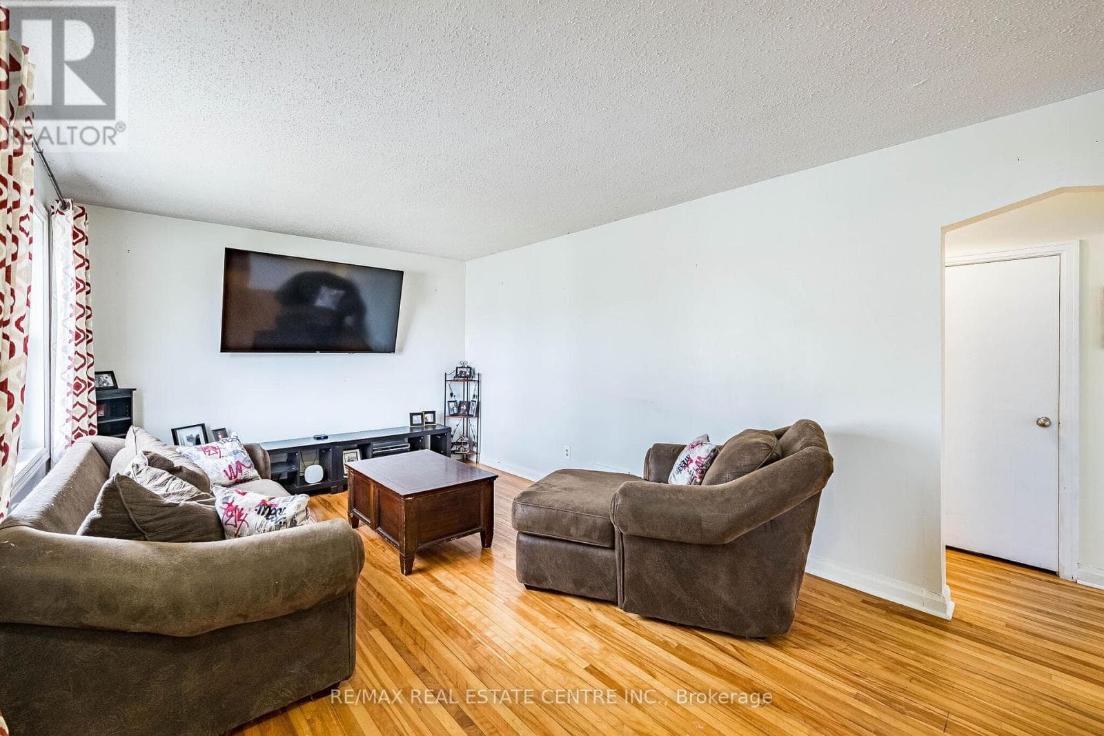 40 ELLIS CRESCENT N photo 5
