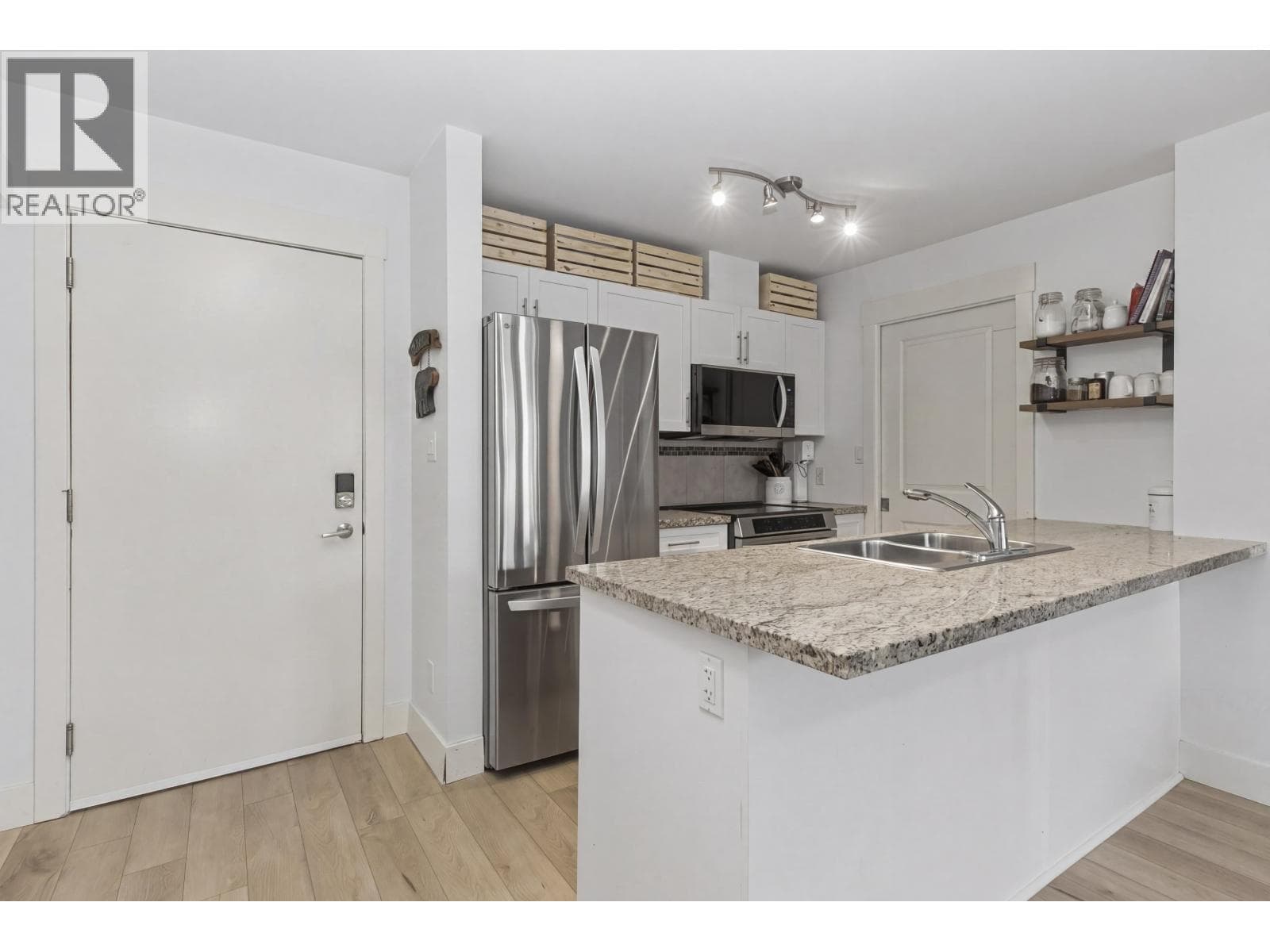 217 1211 VILLAGE GREEN WAY photo 2