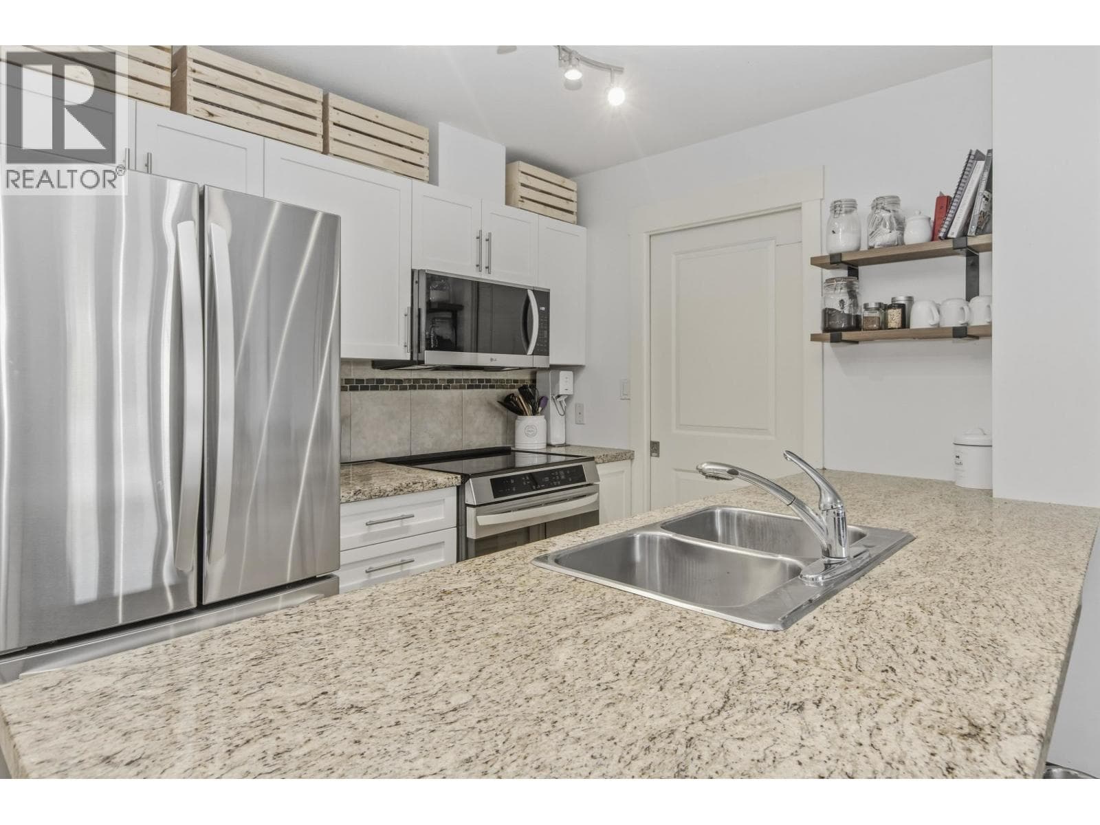 217 1211 VILLAGE GREEN WAY photo 3