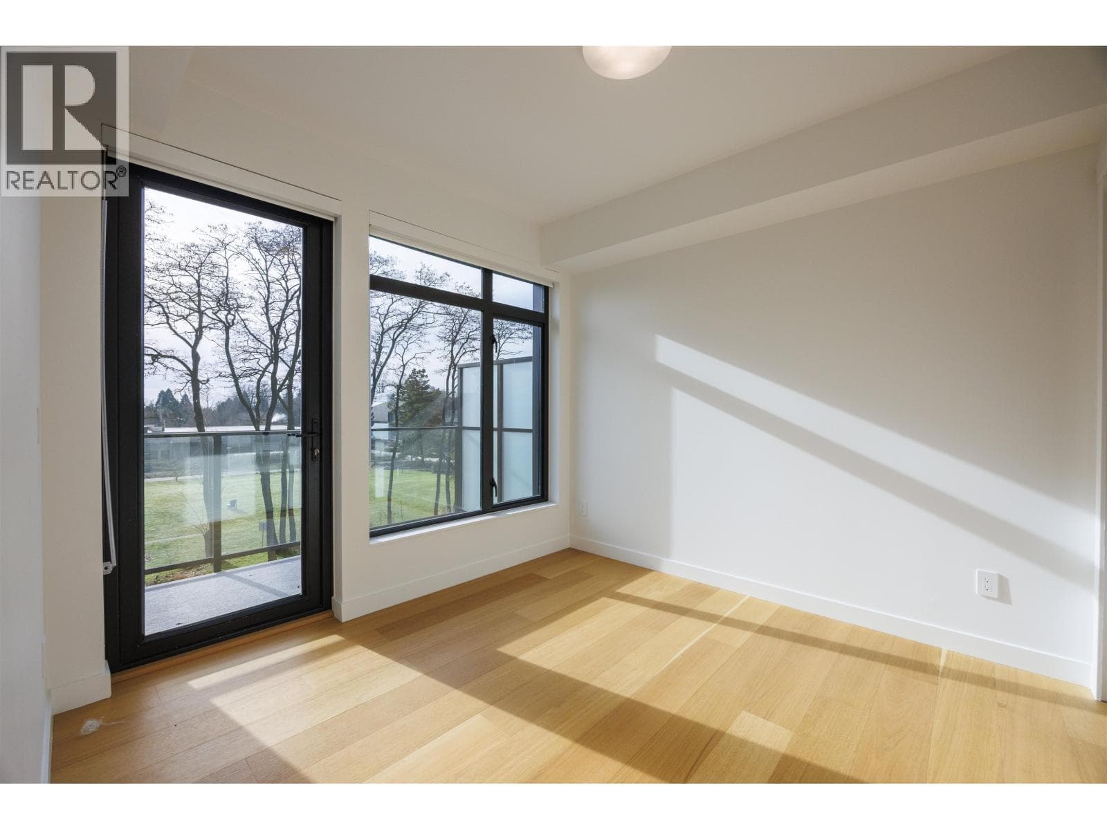 404 6485 MANITOBA STREET photo 2