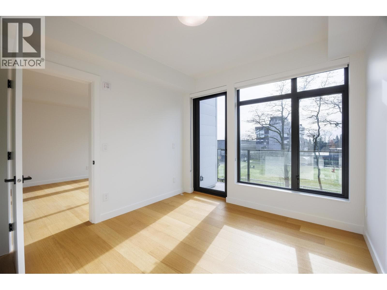 404 6485 MANITOBA STREET photo 3