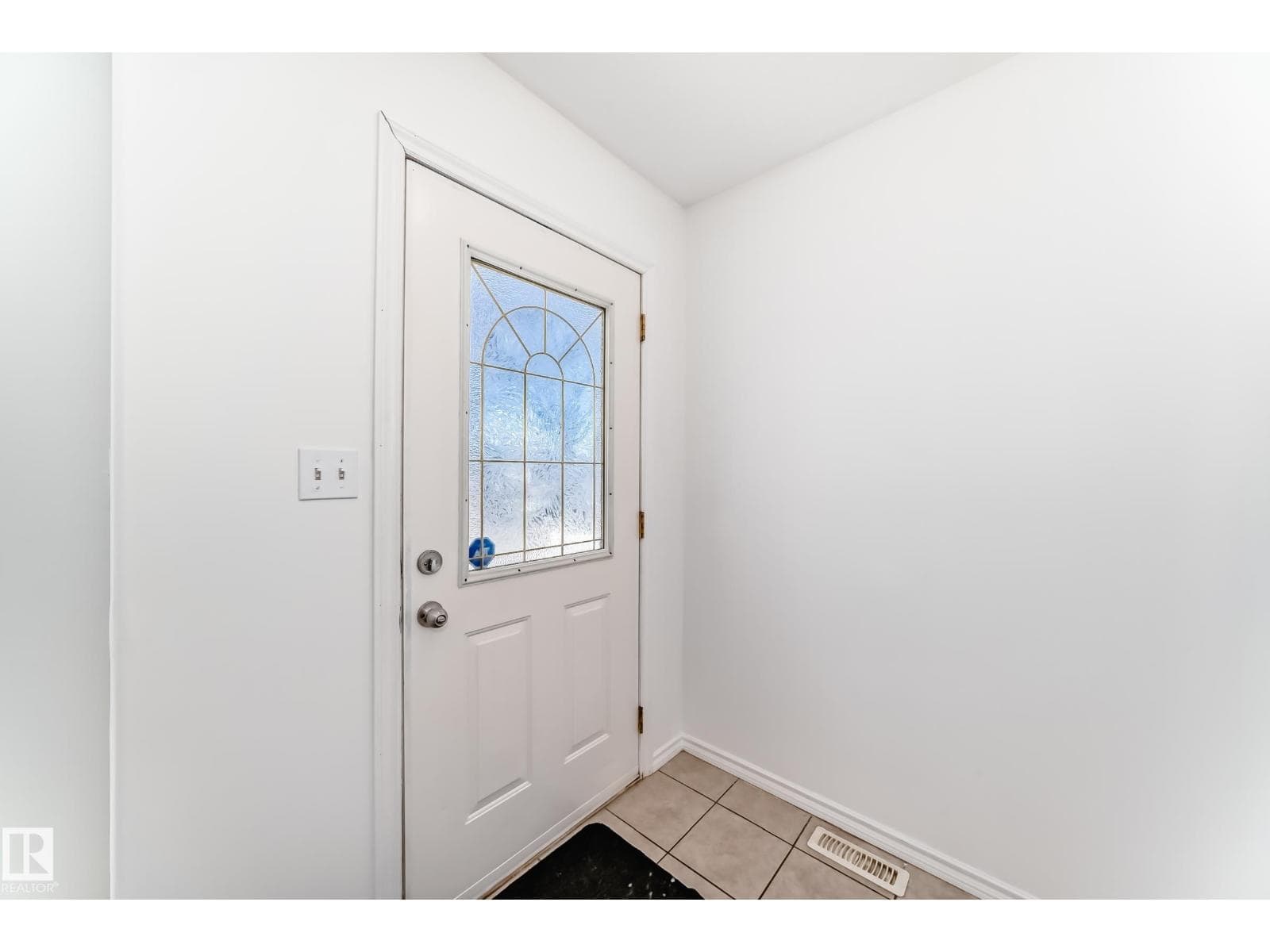 11727 83 ST NW photo 3