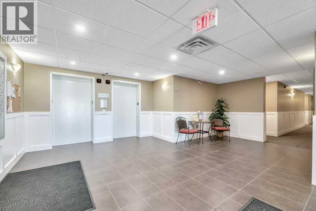 102, 1005B Westmount Drive photo 5