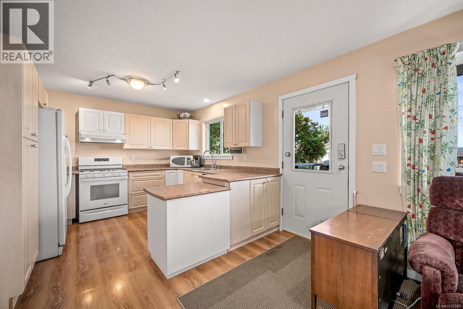 5 6919 Island Hwy W photo 5