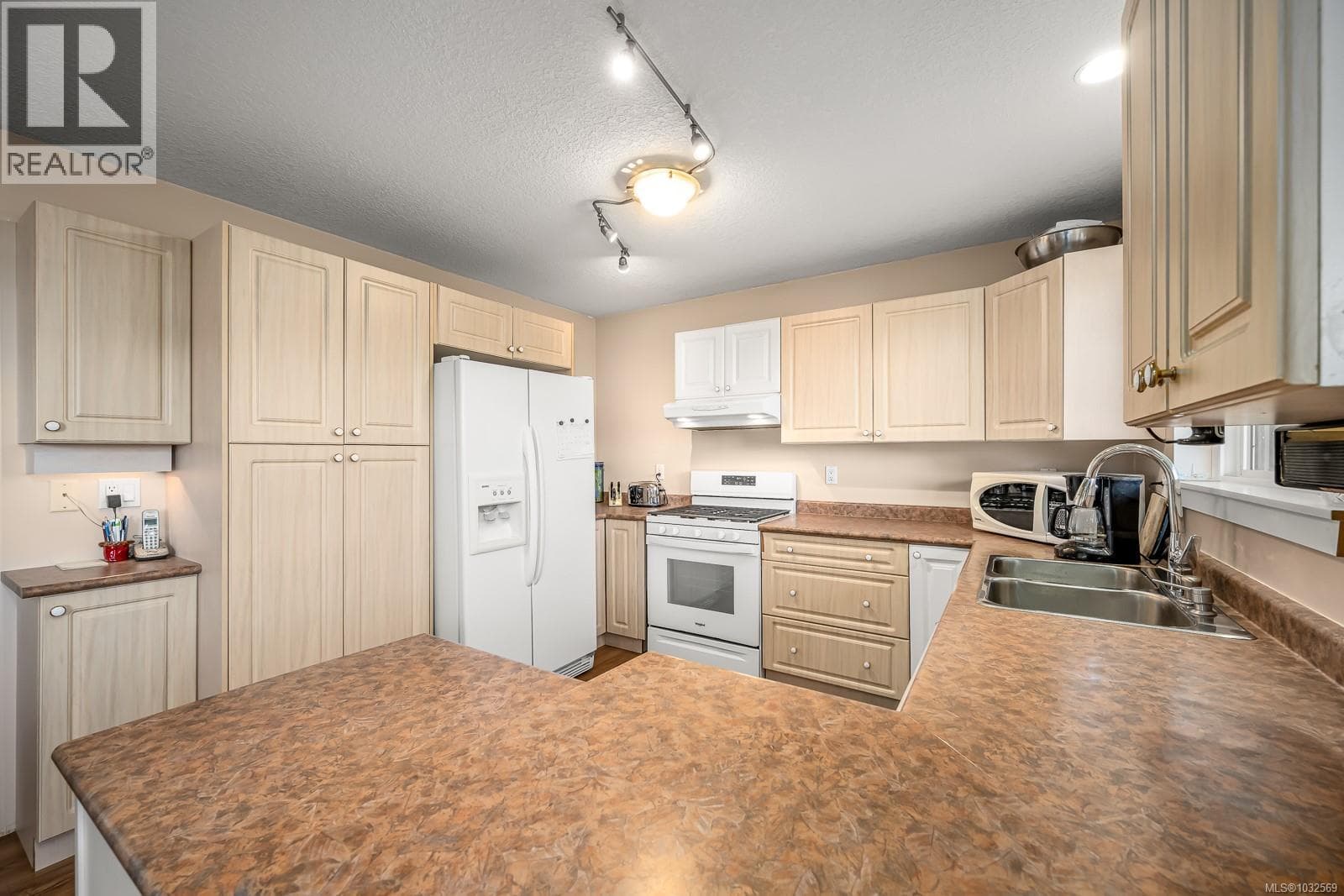 5 6919 Island Hwy W photo 6