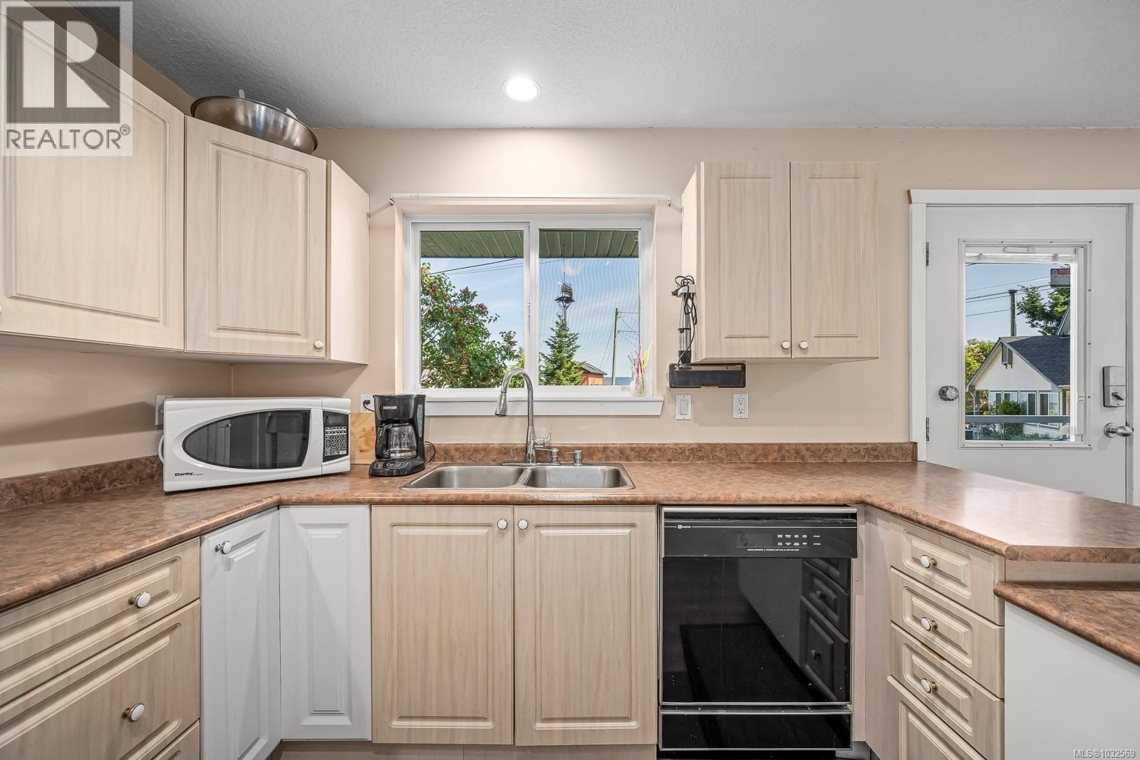 5 6919 Island Hwy W photo 7